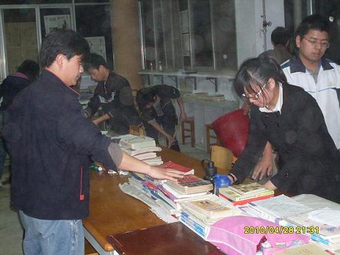 我院青年联合会组织志愿者在我校图书馆举行志愿者活动