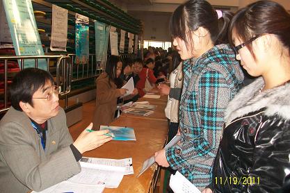 机电学院毕业生参加昆山专场招聘会