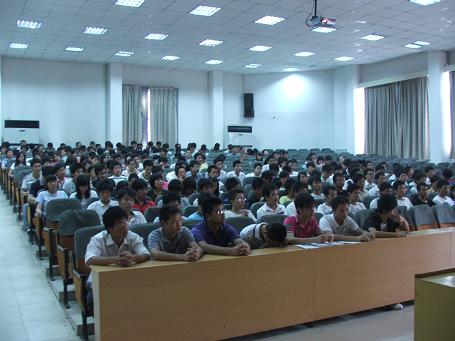 机电工程学院召开2009级班会