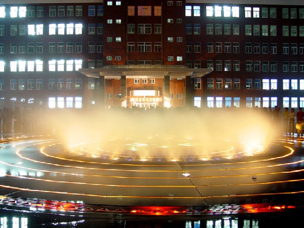 晋安路校区明德广场喷泉夜景