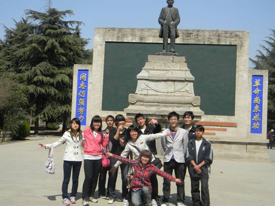 机电工程学院学生瞻仰辛亥革命烈士纪念园