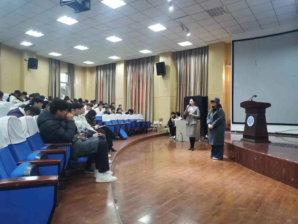 机械与汽车工程学院开展“职业形象塑造”主题讲座