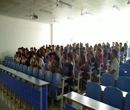 电子电气工程学院组织学生观看中国人民抗日战争暨世界反法西斯战争胜利70周年阅兵式